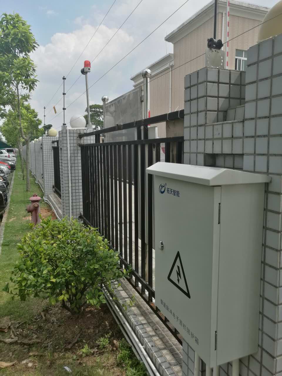 東莞某工廠(chǎng)電子圍欄安裝案例